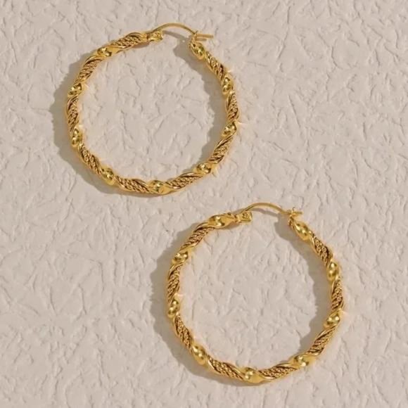 NEW 18K GOLD TWISTED CIRCLE HOOP EARRINGS, WONDERFUL EARRINGS, WOW EARRINGS. - Picture 3 of 6